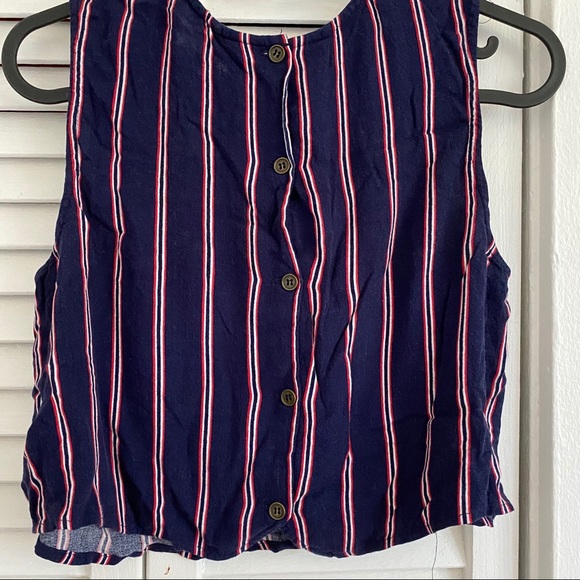 Button back crop tank - Picture 2 of 3